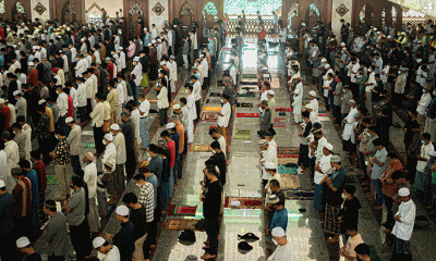 Masjid At-Tin tampak dari depan yang bergaya arsitektur Turki di Jalan Raya Taman Mini, Jakarta Timur, Jumat (8/4/2022).
