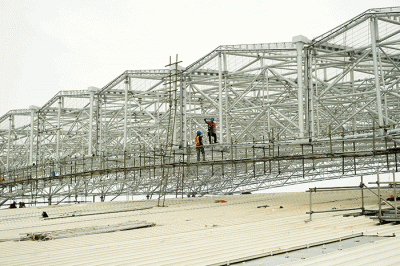 Pekerja menyelesaikan pembangunan atap Jakarta International Stadium (JIS) di kawasan Papanggo, Tanjung Priok, Jakarta Utara, Kamis (7/4/2022).