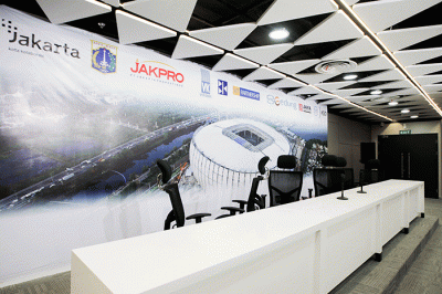 Pekerja menyelesaikan pembangunan atap Jakarta International Stadium (JIS) di kawasan Papanggo, Tanjung Priok, Jakarta Utara, Kamis (7/4/2022).