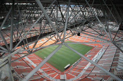 Pekerja menyelesaikan pembangunan atap Jakarta International Stadium (JIS) di kawasan Papanggo, Tanjung Priok, Jakarta Utara, Kamis (7/4/2022).
