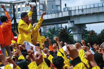 Mahasiswa yang tergabung dalam Aliansi Badan Eksekutif Mahasiswa Se Sumatera Selatan melakukan aksi ke DPRD Sumsel menolak gagasan penundaan pemilu.