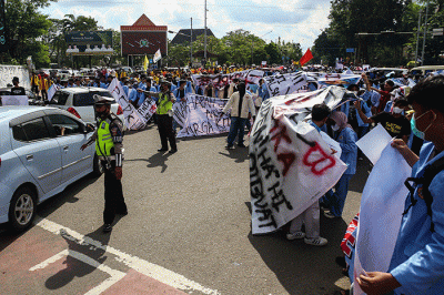 Mahasiswa yang tergabung dalam Aliansi Badan Eksekutif Mahasiswa Se Sumatera Selatan melakukan aksi ke DPRD Sumsel menolak gagasan penundaan pemilu.