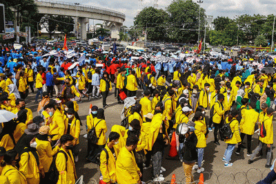 Mahasiswa yang tergabung dalam Aliansi Badan Eksekutif Mahasiswa Se Sumatera Selatan melakukan aksi ke DPRD Sumsel menolak gagasan penundaan pemilu.