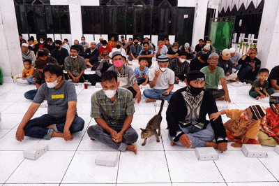 Ratusan umat muslim melakukan buka puasa bersama di Masjid Al Markaz Al Islami, Makassar, Kamis (7/4//2022).