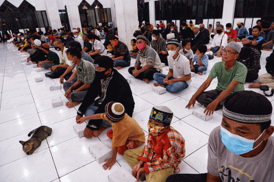 Ratusan umat muslim melakukan buka puasa bersama di Masjid Al Markaz Al Islami, Makassar, Kamis (7/4//2022).