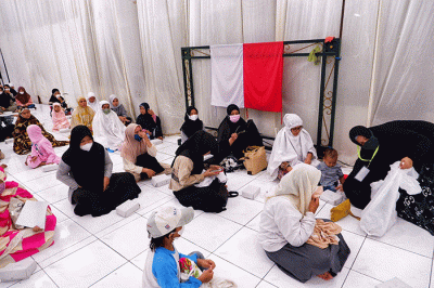 Ratusan umat muslim melakukan buka puasa bersama di Masjid Al Markaz Al Islami, Makassar, Kamis (7/4//2022).
