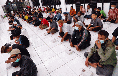 Ratusan umat muslim melakukan buka puasa bersama di Masjid Al Markaz Al Islami, Makassar, Kamis (7/4//2022).