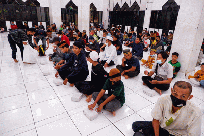 Ratusan umat muslim melakukan buka puasa bersama di Masjid Al Markaz Al Islami, Makassar, Kamis (7/4//2022).