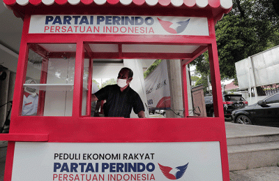 Ketua DPP Partai Perindo Bidang Hukum dan HAM Tama S Langkun menyerahkan bantuan gerobak kepada penerima bantuan pedagang nasi padang dan bakmi ayam.