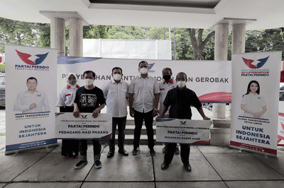 Ketua DPP Partai Perindo Bidang Hukum dan HAM Tama S Langkun menyerahkan bantuan gerobak kepada penerima bantuan pedagang nasi padang dan bakmi ayam.