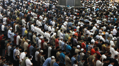 Umat muslim menunaikan ibadah Shalat Jumat di Masjid Istiqlal, Jakarta, Jumat (8/4/2022).