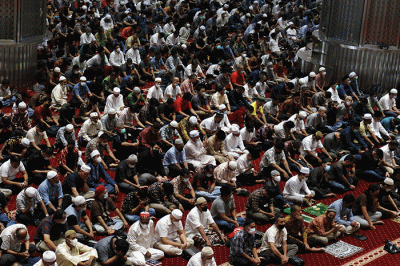Umat muslim menunaikan ibadah Shalat Jumat di Masjid Istiqlal, Jakarta, Jumat (8/4/2022).