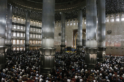 Umat muslim menunaikan ibadah Shalat Jumat di Masjid Istiqlal, Jakarta, Jumat (8/4/2022).
