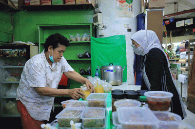 Seusai mengerjakan berbagai pekerjaan di kantornya di Kementerian Ketenagakerjaan, Menteri Ketenagakerjaan, Ida Fauziyah bertolak ke Pasar Tebet.