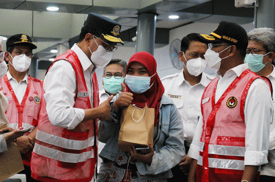 Menteri Perhubungan Budi Karya Sumadi dan Menko PMK Muhadjir Effendy meninjau kesiapan mudik lebaran di Stasiun Pasar Senen, Jakarta, Kamis (7/4/2022).