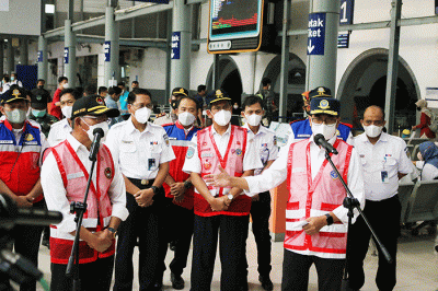 Menteri Perhubungan Budi Karya Sumadi dan Menko PMK Muhadjir Effendy meninjau kesiapan mudik lebaran di Stasiun Pasar Senen, Jakarta, Kamis (7/4/2022).