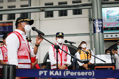 Menteri Perhubungan Budi Karya Sumadi dan Menko PMK Muhadjir Effendy meninjau kesiapan mudik lebaran di Stasiun Pasar Senen, Jakarta, Kamis (7/4/2022).