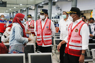 Menteri Perhubungan Budi Karya Sumadi dan Menko PMK Muhadjir Effendy meninjau kesiapan mudik lebaran di Stasiun Pasar Senen, Jakarta, Kamis (7/4/2022).