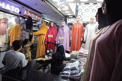 Warga memilih perlengkapan ibadah di Pasar Tanah Abang Blok A, Jakarta, Sabtu (9/4/2022).