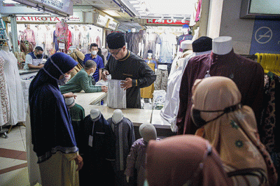 Warga memilih perlengkapan ibadah di Pasar Tanah Abang Blok A, Jakarta, Sabtu (9/4/2022).