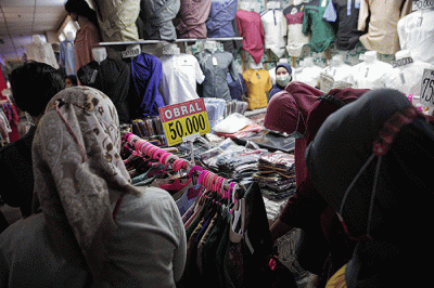 Warga memilih perlengkapan ibadah di Pasar Tanah Abang Blok A, Jakarta, Sabtu (9/4/2022).