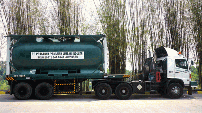Aktivitas bongkar muat armada transportasi pengangkut limbah B3 di PT Prasadha Pamunah Limbah Industri (PPLI), Bogor, Jawa Barat.