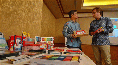 Managing Director Faber-Castell International Indonesia, Yandramin Halim (kiri) dan CEO Faber-Castell AG Stefan Leitz memberikan keterangan kepada wartawan.