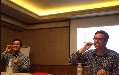 Managing Director Faber-Castell International Indonesia, Yandramin Halim (kiri) dan CEO Faber-Castell AG Stefan Leitz memberikan keterangan kepada wartawan.