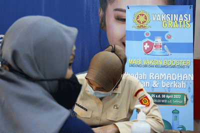 Calon penumpang kereta Api jarak jauh menerima vaksin Booster, di Stasiun Pasar Senen, Jakarta, Sabtu (9/4/2022).