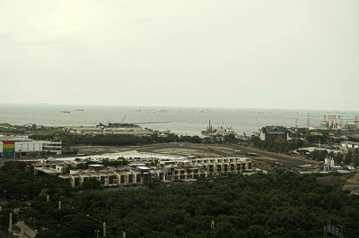 Foto suasana kota Jakarta dari atas Skydeck Stadion JIS di kawasan Papanggo, Tanjung Priok, Jakarta Utara, Minggu (10/4/2022).