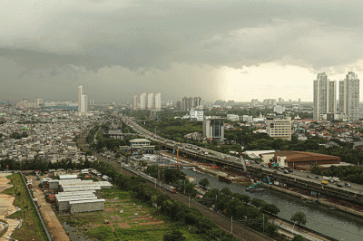 Foto suasana kota Jakarta dari atas Skydeck Stadion JIS di kawasan Papanggo, Tanjung Priok, Jakarta Utara, Minggu (10/4/2022).