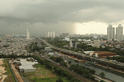 Foto suasana kota Jakarta dari atas Skydeck Stadion JIS di kawasan Papanggo, Tanjung Priok, Jakarta Utara, Minggu (10/4/2022).