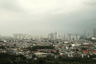Foto suasana kota Jakarta dari atas Skydeck Stadion JIS di kawasan Papanggo, Tanjung Priok, Jakarta Utara, Minggu (10/4/2022).