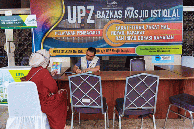 Warga saat membayar zakat di Stand Pelayanan Zakat Masjid Istiqlal, Jakarta Pusat, Minggu, (10/4/2022).