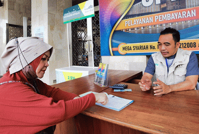 Warga saat membayar zakat di Stand Pelayanan Zakat Masjid Istiqlal, Jakarta Pusat, Minggu, (10/4/2022).