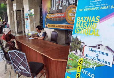 Warga saat membayar zakat di Stand Pelayanan Zakat Masjid Istiqlal, Jakarta Pusat, Minggu, (10/4/2022).
