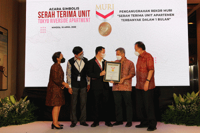 Penghargaan Rekor Muri Serah Terima 1.595 Unit Dalam 1 Bulan di Apartement Tokyo Riverside di PIK2, Jakarta, Minggu (10/4/2022).