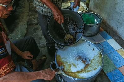 Bubur Suro menjadi menu spesial berbuka puasa di Masjid Al Mahmudiyah, Jalan Ki Gede Ing Suro, Kelurahan 30 Ilir, Kecamatan Ilir Barat II Palembang.