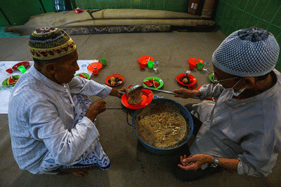 Bubur Suro menjadi menu spesial berbuka puasa di Masjid Al Mahmudiyah, Jalan Ki Gede Ing Suro, Kelurahan 30 Ilir, Kecamatan Ilir Barat II Palembang.
