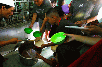 Bubur Suro menjadi menu spesial berbuka puasa di Masjid Al Mahmudiyah, Jalan Ki Gede Ing Suro, Kelurahan 30 Ilir, Kecamatan Ilir Barat II Palembang.