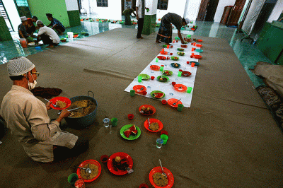 Bubur Suro menjadi menu spesial berbuka puasa di Masjid Al Mahmudiyah, Jalan Ki Gede Ing Suro, Kelurahan 30 Ilir, Kecamatan Ilir Barat II Palembang.