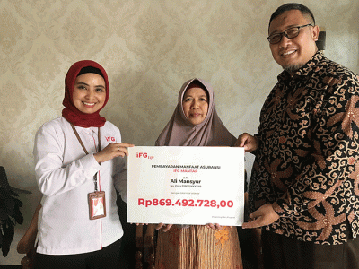 Representative Office Manager Kantor Representatif IFG Life Surabaya, Rina Tania secara simbolis menyerahkan pembayaran polis IFG Mantap kepada Ibu Munawaroh.