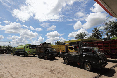 Menteri Energi dan Sumber Daya Mineral (ESDM) Arifin Tasrif (kiri) berbincang dengan sopir truk saat melakukan sidak di SPBU 24.38216, Betungan, Bengkulu.
