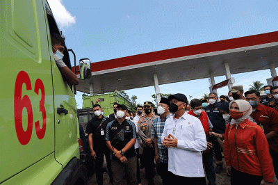 Menteri Energi dan Sumber Daya Mineral (ESDM) Arifin Tasrif (kiri) berbincang dengan sopir truk saat melakukan sidak di SPBU 24.38216, Betungan, Bengkulu.