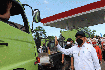 Menteri Energi dan Sumber Daya Mineral (ESDM) Arifin Tasrif (kiri) berbincang dengan sopir truk saat melakukan sidak di SPBU 24.38216, Betungan, Bengkulu.