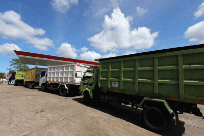 Menteri Energi dan Sumber Daya Mineral (ESDM) Arifin Tasrif (kiri) berbincang dengan sopir truk saat melakukan sidak di SPBU 24.38216, Betungan, Bengkulu.