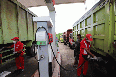 Menteri Energi dan Sumber Daya Mineral (ESDM) Arifin Tasrif (kiri) berbincang dengan sopir truk saat melakukan sidak di SPBU 24.38216, Betungan, Bengkulu.