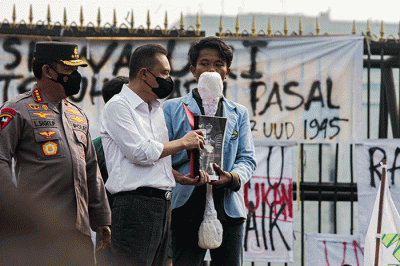 Sebelum menyampaikan aspirasi, perwakilan mahasiswa memberikan hadiah berupa korek kuping (Cotton Buds) raksasa.