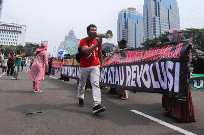 Massa aksi melakukan unjuk rasa di kawasan Patung Kuda, Jakarta Pusat, Senin (11/4/2022).