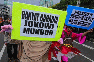 Massa aksi melakukan unjuk rasa di kawasan Patung Kuda, Jakarta Pusat, Senin (11/4/2022).